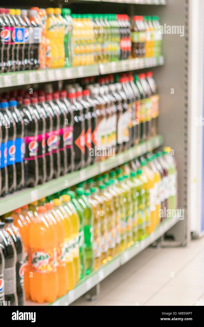 Kiew, Ukraine. 1. Februar 2018. Paletten mit Coca-Cola, Fanta, Sprite im Supermarkt. Stockfoto