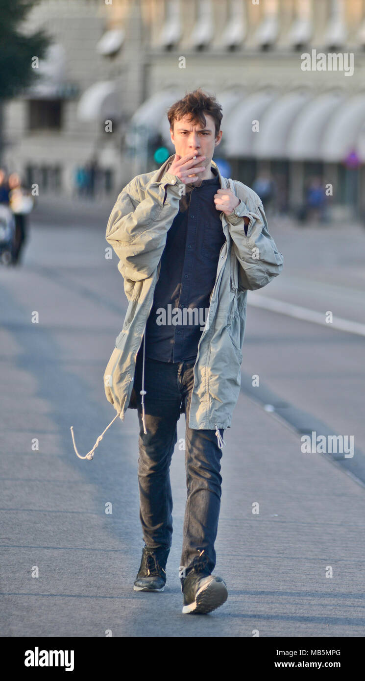 Ein Mann rauchen beim Gehen in der Strömbron Brücke, Stockholm, Schweden Stockfoto