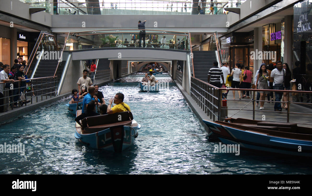 Singapur - APR 3 2015: Besucher genießen sampan Bootsfahrt an der Marina Bay Sands. Stockfoto