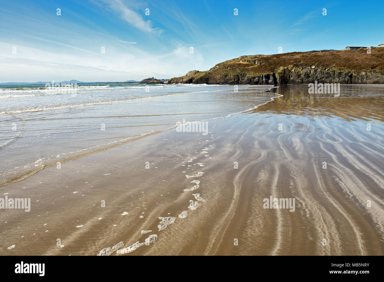Black Rock Sands ist in der Nähe von Porthmadog in Gwynedd (Wales) entfernt. Der Strand ist in der Nähe von Snowdonia und die dazugehörigen Dünen bilden eine SSSI. Stockfoto