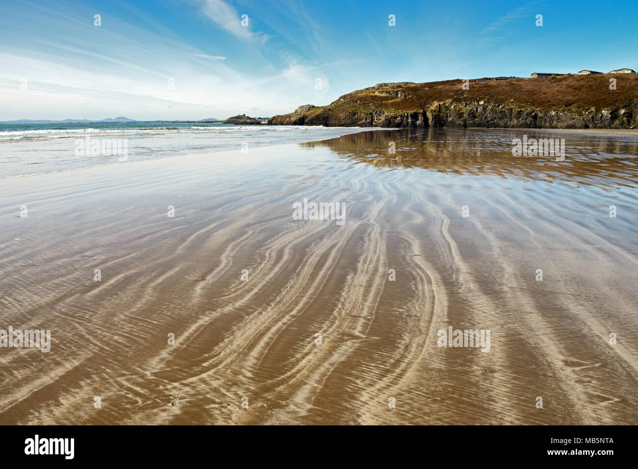 Black Rock Sands ist in der Nähe von Porthmadog in Gwynedd (Wales) entfernt. Der Strand ist in der Nähe von Snowdonia und die dazugehörigen Dünen bilden eine SSSI. Stockfoto