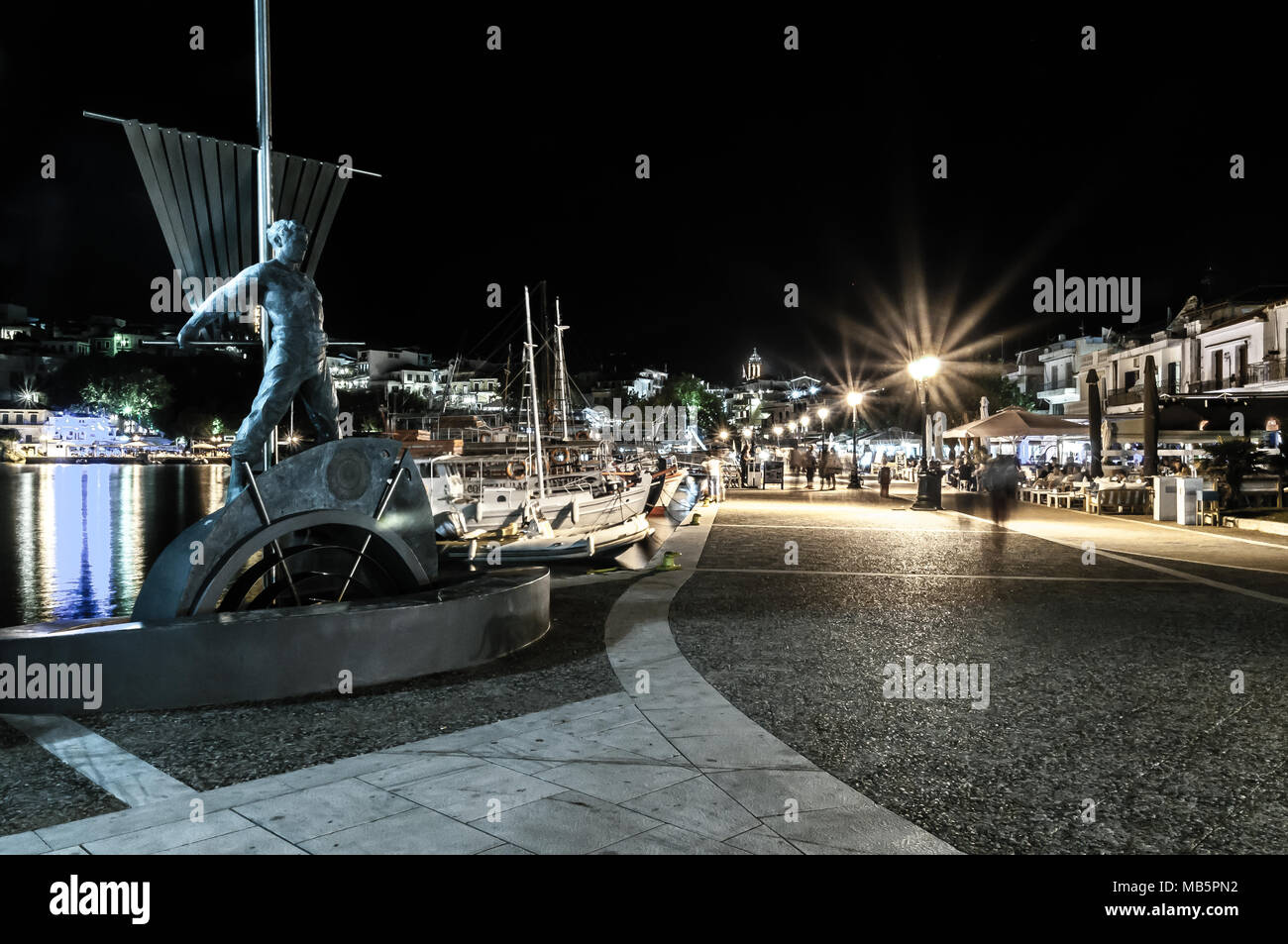 Statue guarding Skiathos Hafen bei Nacht, Skiathos, Griechenland. Stockfoto