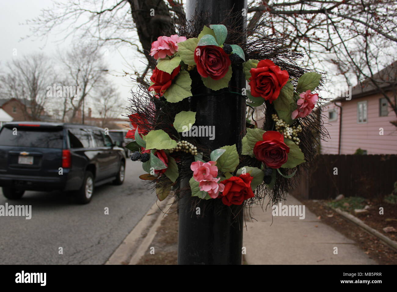 Am Straßenrand Blumenkranz Denkmal an die Opfer während eines tödlichen Verkehrsunfall verloren. Stockfoto