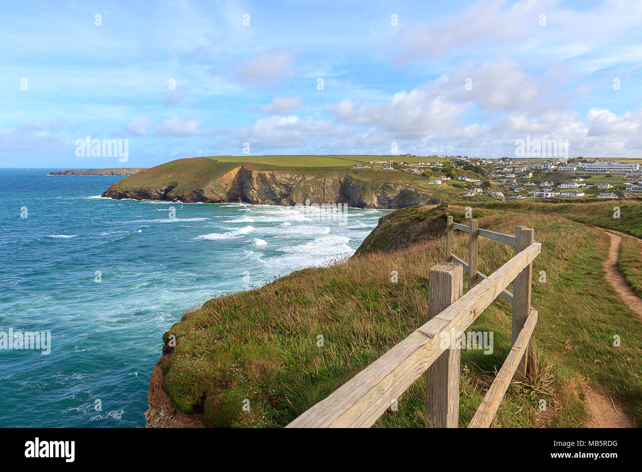 Eine Landschaft von Mawgan Porth vom South West Coastal Path, North Cornwall entlang der Atlantischen Küste in der Nähe von Newquay Stockfoto