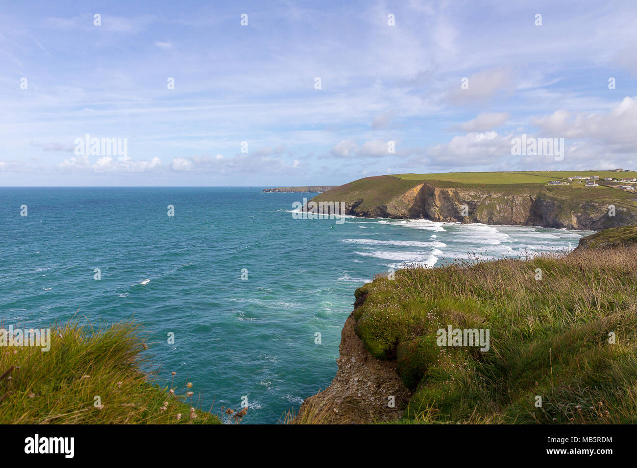 Eine Landschaft von Mawgan Porth vom South West Coastal Path, North Cornwall entlang der Atlantischen Küste in der Nähe von Newquay Stockfoto
