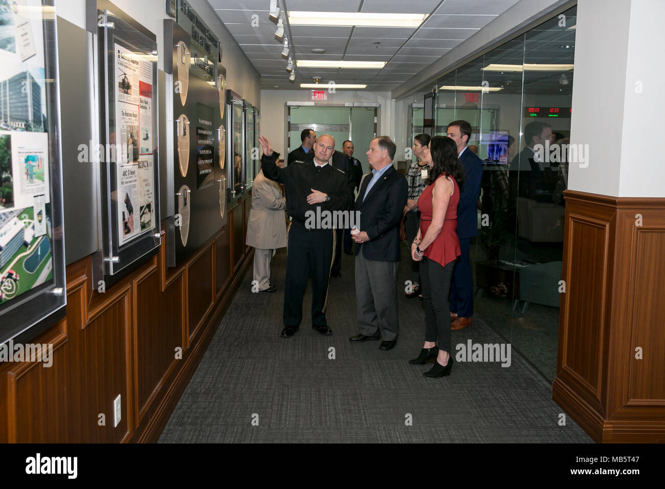 Us-Armee Generalleutnant Edward Daly, Army Material Command stellvertretenden kommandierenden General, begrüßt Senator Doug Jones zu AMC Hauptquartier bei einem Besuch in Redstone Arsenal, Alabama, Feb 22, 2018. Dies ist Jones' erster Besuch in AMC, seit er ein Senator für den Bundesstaat Alabama. Stockfoto
