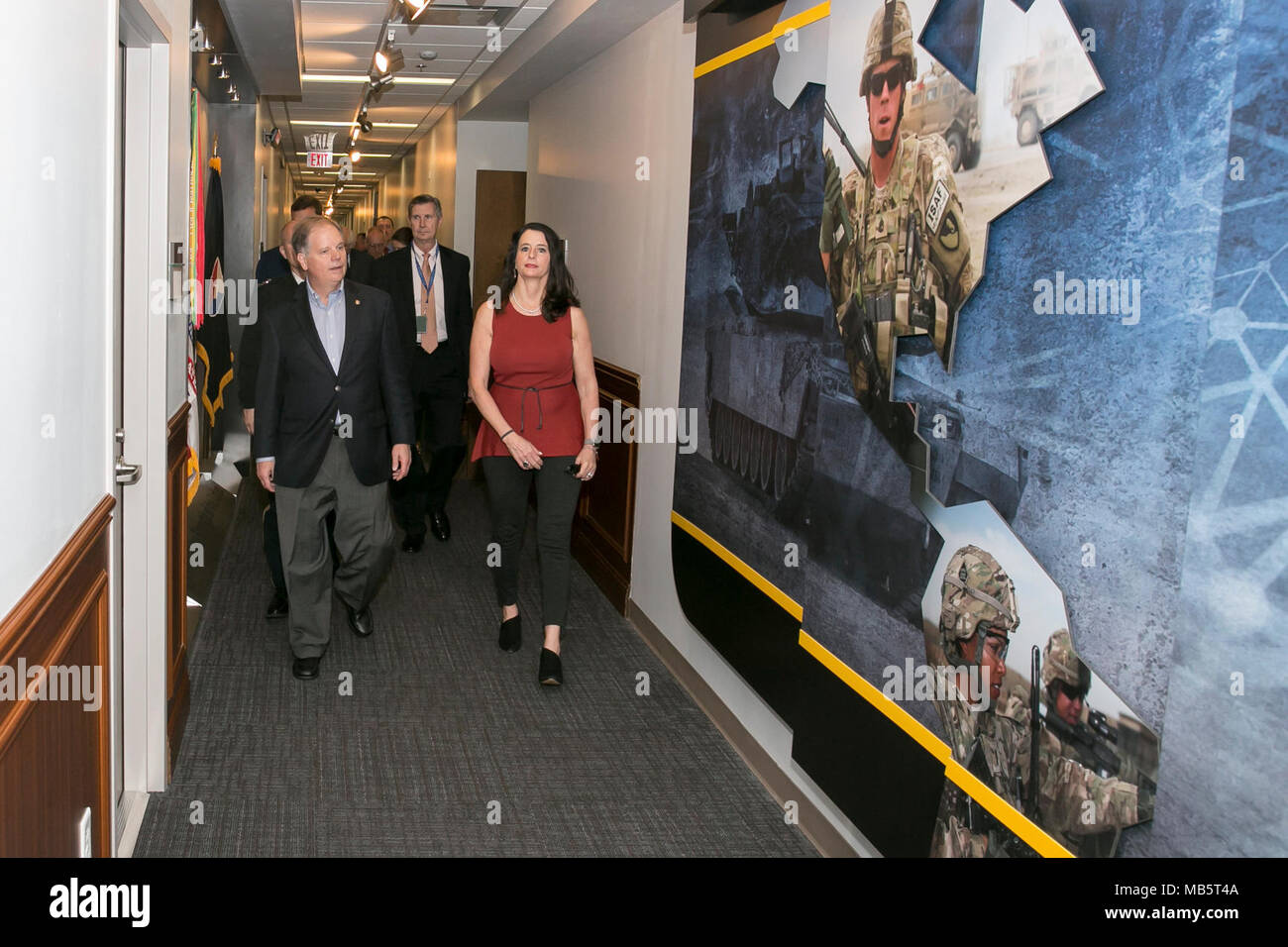 Der US-Senator Doug Jones besucht das Army Material Command Hauptquartier an der Redstone Arsenal, Alabama, Feb 22, 2018. Dies ist Jones' erster Besuch in AMC, seit er ein Senator für den Bundesstaat Alabama. Stockfoto