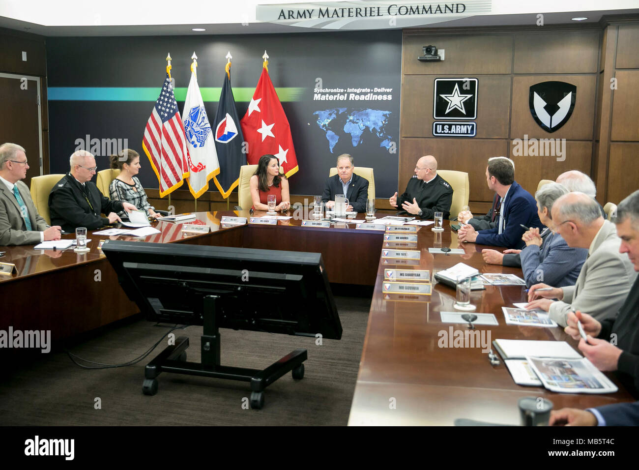 Der US-Senator Doug Jones ein Update erhält kurze, die auf den strategischen und operativen Bereitschaft von Armee Generalleutnant Edward Daly, Army Material Command stellvertretenden kommandierenden General, bei einem Besuch in AMC Hauptquartier an der Redstone Arsenal, Alabama, Feb 22, 2018. Dies ist Jones' erster Besuch in AMC, seit er ein Senator für den Bundesstaat Alabama. Stockfoto