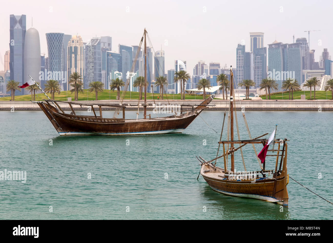 DOHA, Katar - 5. April 2018: Dhows verankert im Museum Lagune mit unverwechselbaren Skyline der Stadt hinter Stockfoto