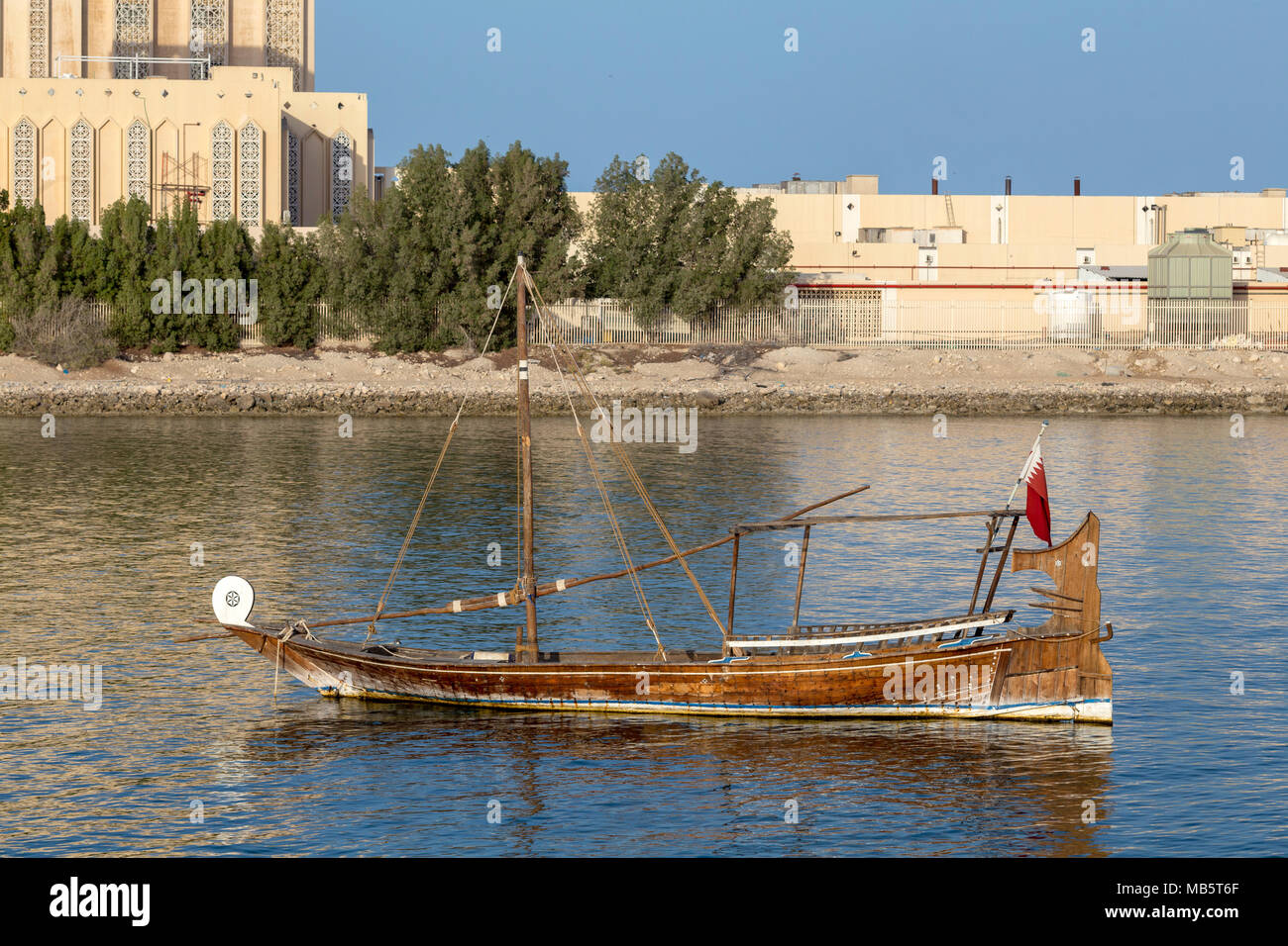 DOHA, Katar - April 7, 2018: Eine kleine traditioonal arabischen Boot im Museum Lagune in Doha, Katar. Stockfoto