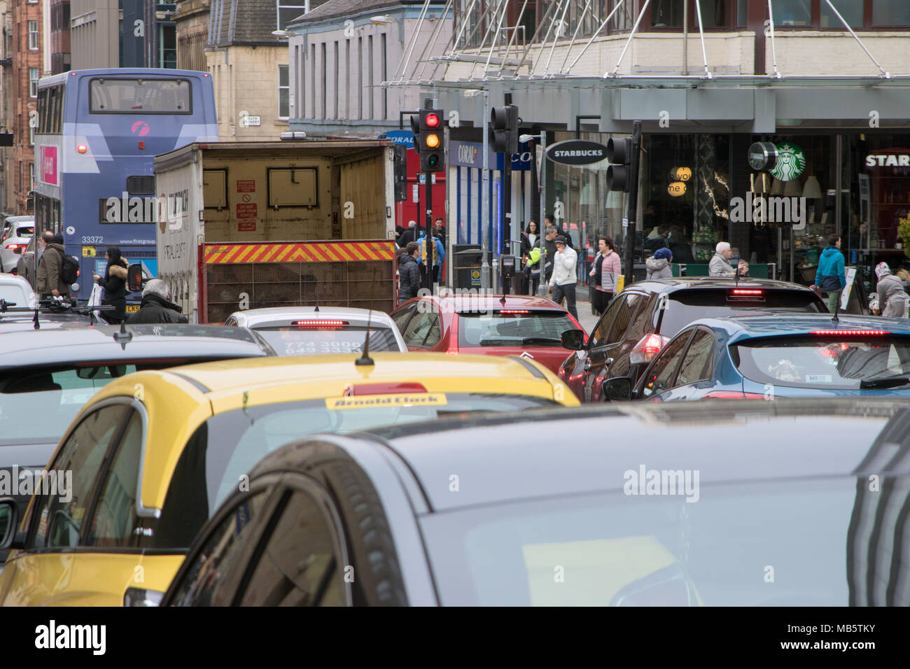 Viel Verkehr in Glasgow, Schottland, die Verkehrsüberlastung und Umweltverschmutzung Stockfoto