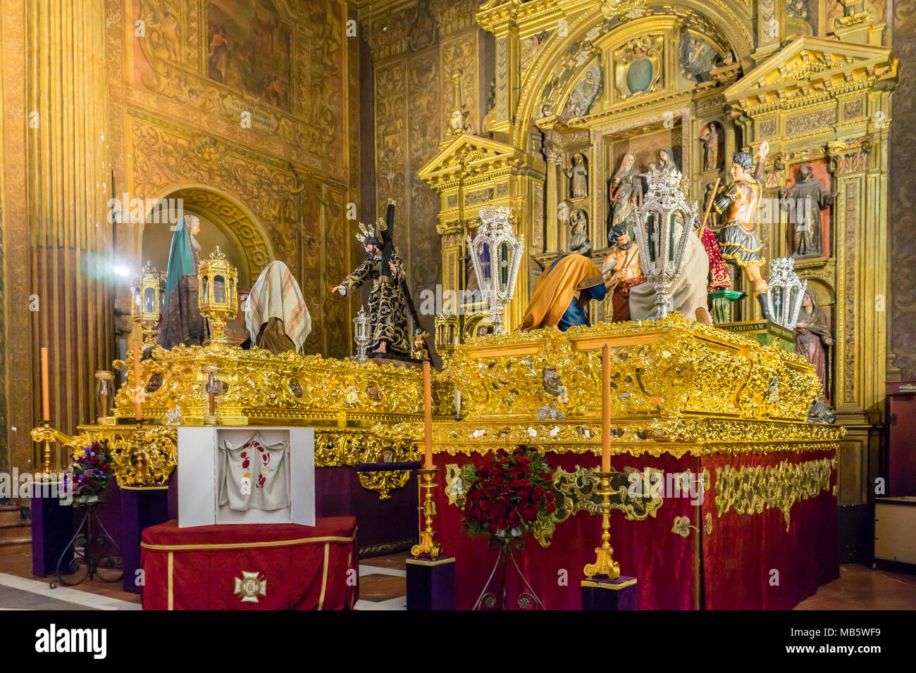Das Innere der Kirche der Verkündigung (Iglesia de la Anunciacion) kurz vor der Karwoche (Semana santa) in der spanischen Stadt Sevilla, Andalusien, Spanien Stockfoto