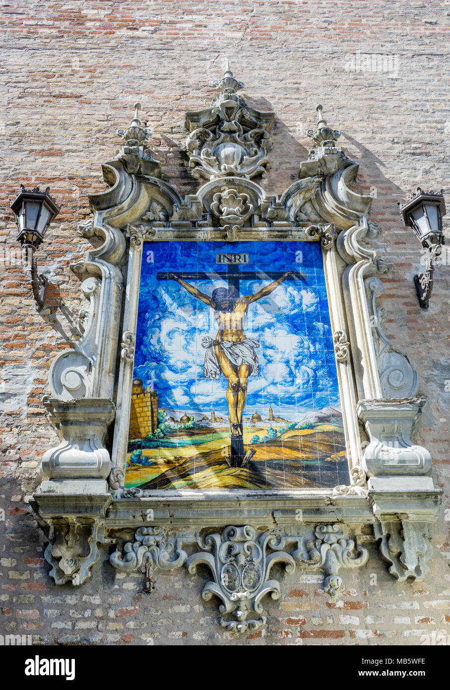 Keramische Fliesen, die Jesus Christus am Kreuz außerhalb der Verkündigungskirche (Iglesia de la Anunciacion) in der spanischen Stadt Sevilla, Spanien Stockfoto