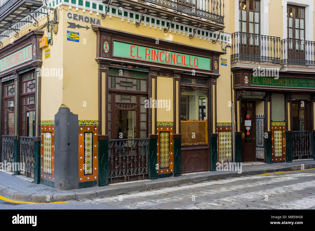 Fassade des historischen El Rinconcillo - die älteste Tapas Bar/Restaurant in der spanischen Stadt Sevilla, Andalusien, Spanien Stockfoto