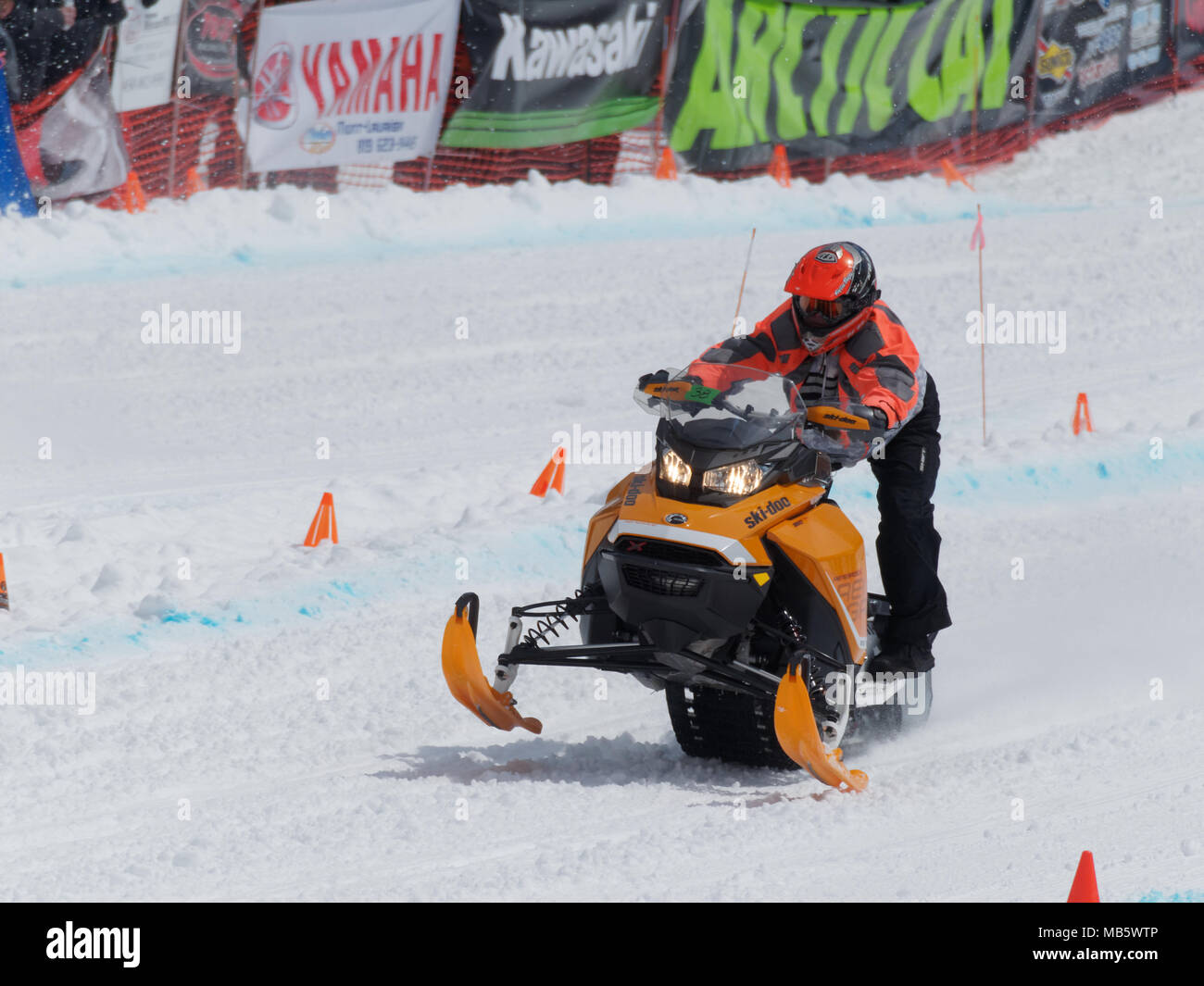 Quebec, Kanada 4/7/2018 Snowmobile Drag Race bergauf auf den Pisten von Val Saint-Come Skigebiet statt Stockfoto