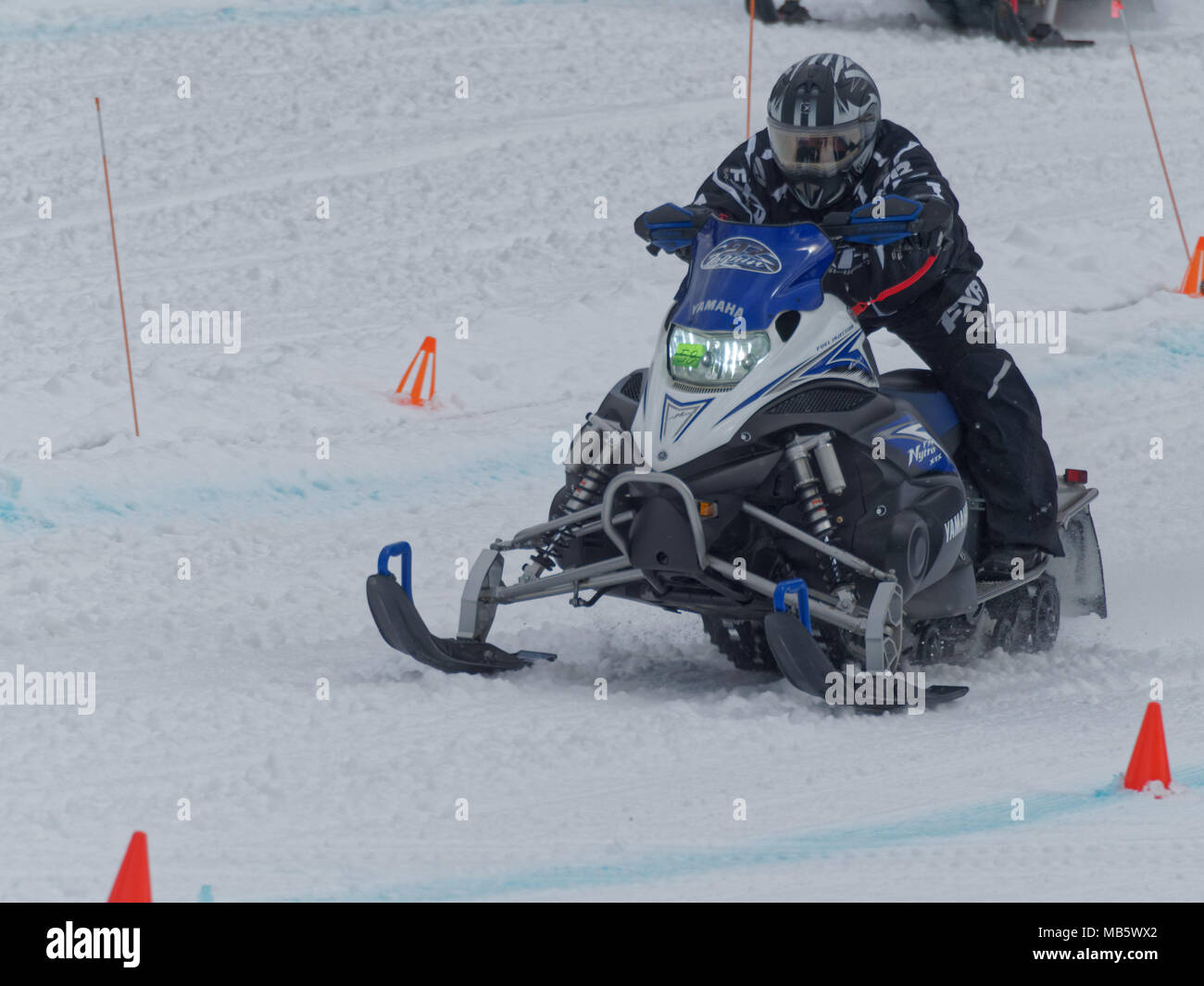 Quebec, Kanada 4/7/2018 Snowmobile Drag Race bergauf auf den Pisten von Val Saint-Come Skigebiet statt Stockfoto