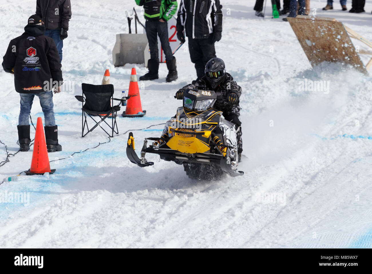 Quebec, Kanada 4/7/2018 Snowmobile Drag Race bergauf auf den Pisten von Val Saint-Come Skigebiet statt Stockfoto