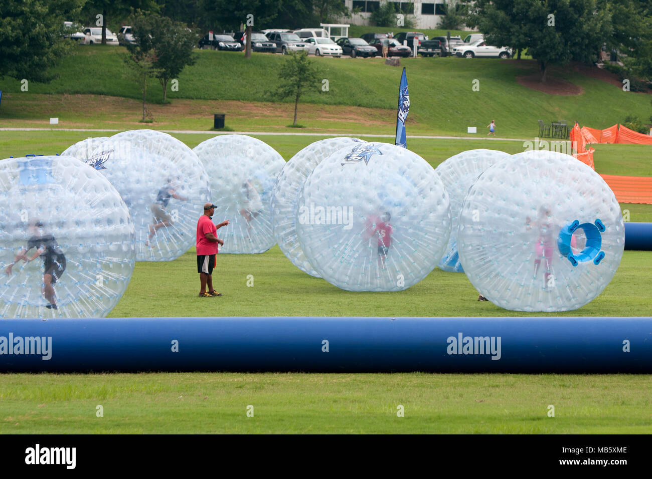 Einige Kinder drängen sich um in großen zorbs auf einer Wiese an der 3. jährlichen Atlanta Eis Festival am 27. Juli 2013 in Atlanta, GA. Stockfoto