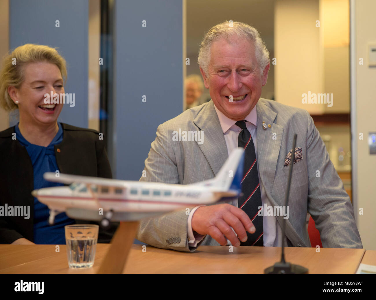 Der Prinz von Wales spricht zu den Gilberton station Besitzer Rob Lyn Französisch in einer Videokonferenz an der Royal Flying Doctors Service Base in Cairns bei Tag fünf seiner Tour durch Australien. Stockfoto