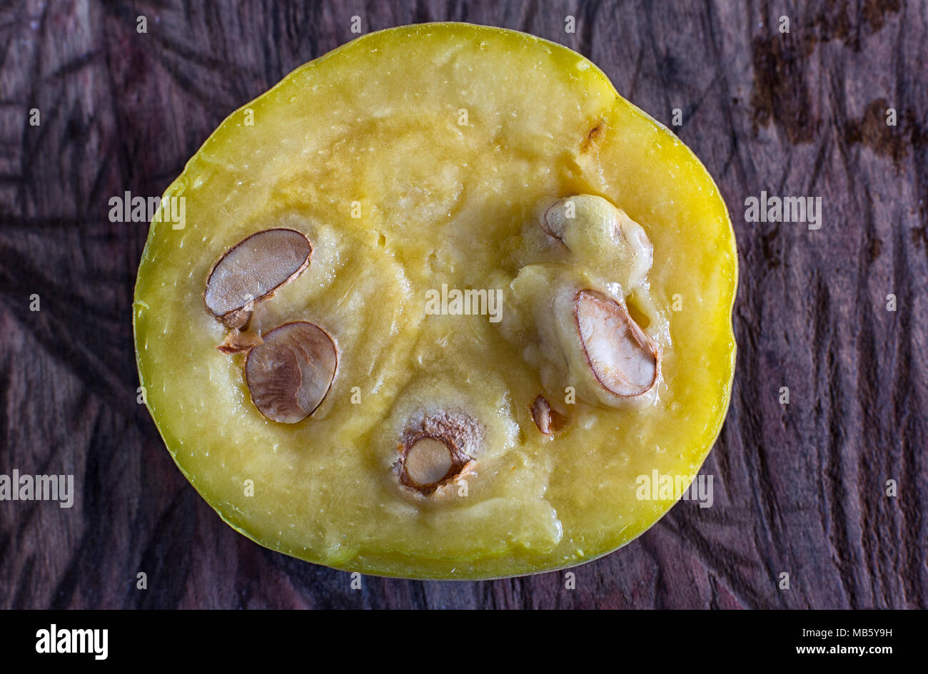 Die Hälfte seltene araza Obst auf rustikalen Hintergrund ausschneiden Stockfoto