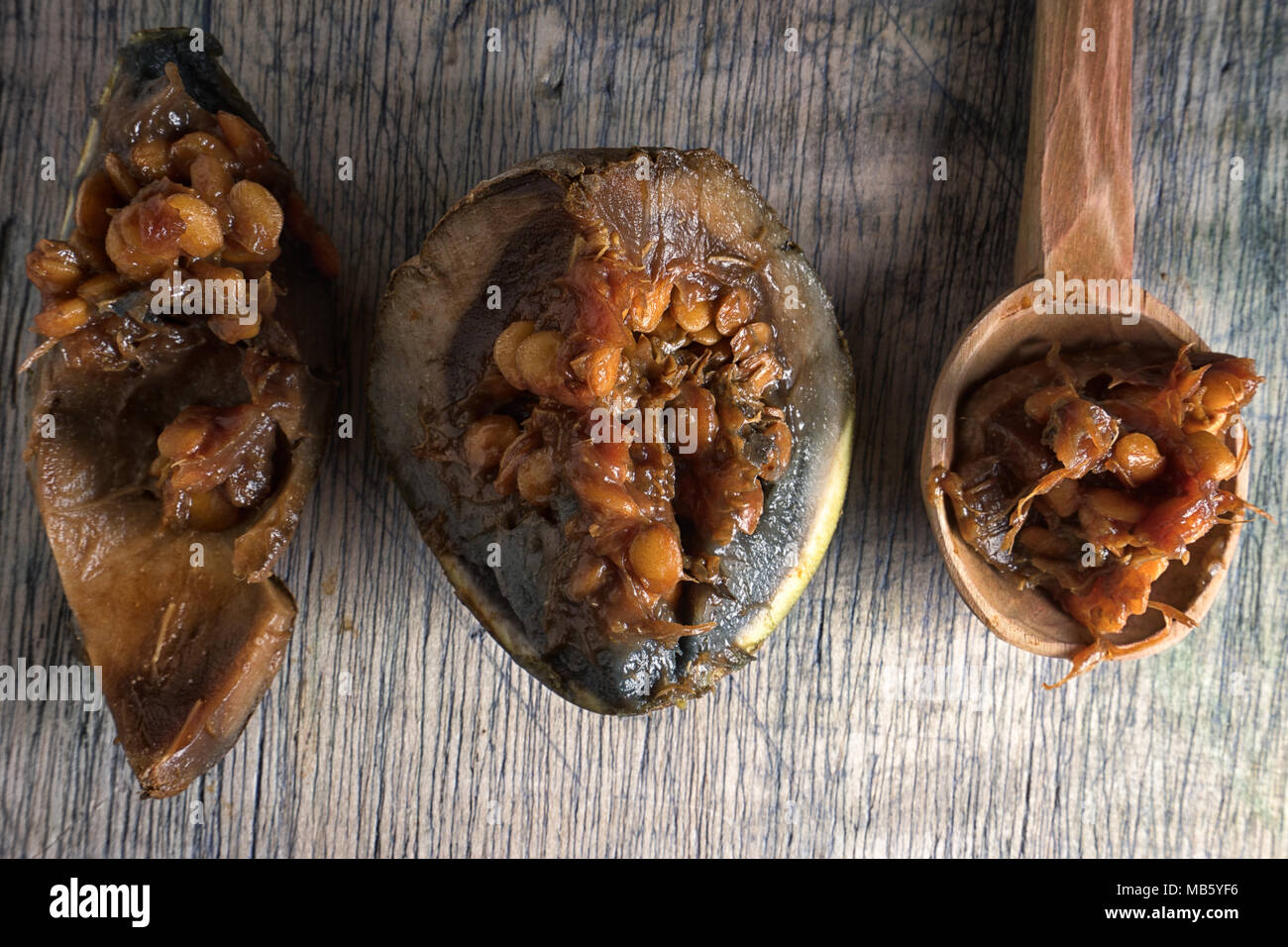 Borojo Obst, als ein Superfood, auf rustikalen Holz Hintergrund Stockfoto