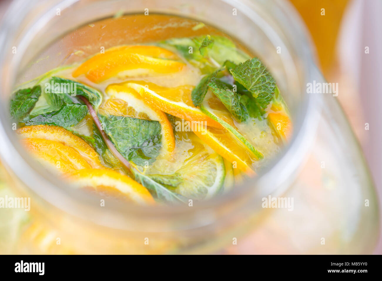 Glas Bank von Limonade mit in Scheiben geschnittenen Zitrusfrüchte auf  einem Buffet. Summer Party im Freien. Detox Stockfotografie - Alamy