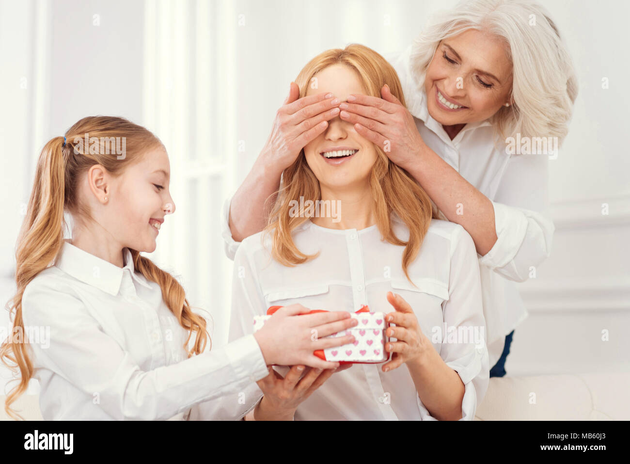 Ausschreibung Tochter und Oma anwesend zu erstaunt Mom geben Stockfoto