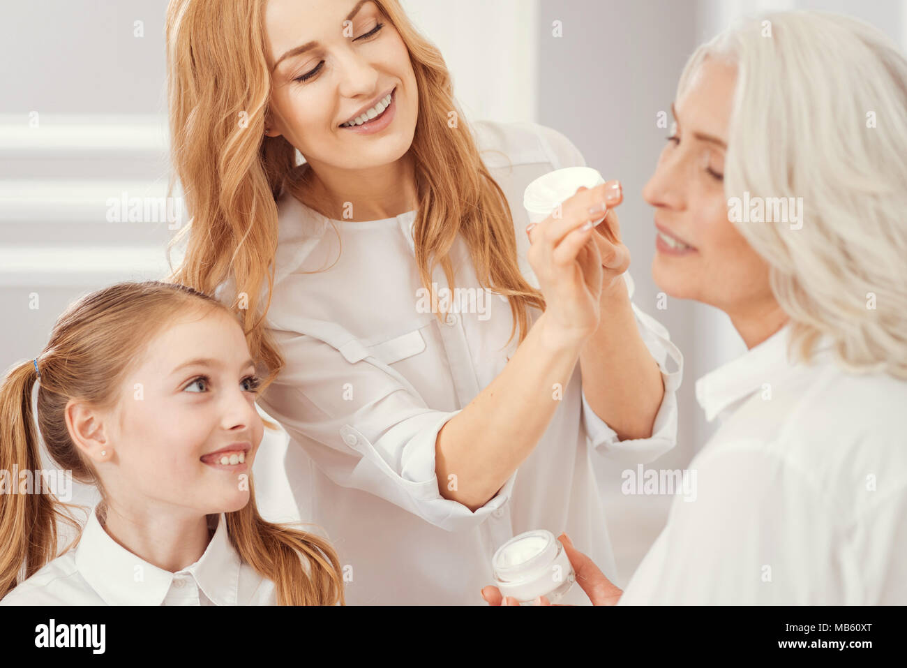 Liebevolle Mutter und Tochter kümmert sich um Oma Stockfoto