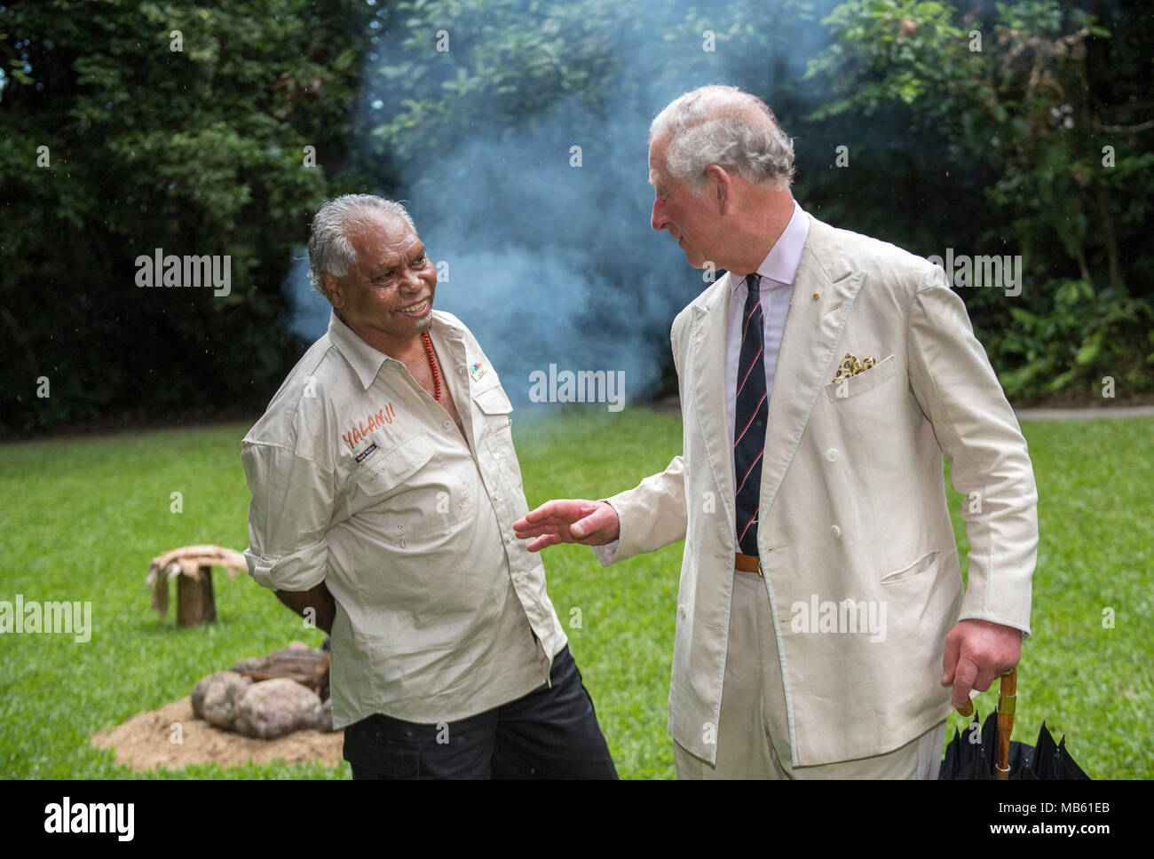 Roy Gibson ein Ältester der Kuku Yalanji Stamm zeigt der Prinz von Wales ein Willkommen im Land rauchen Zeremonie bei seinem Besuch in Daintree Regenwald in Cairns, Australien. Stockfoto