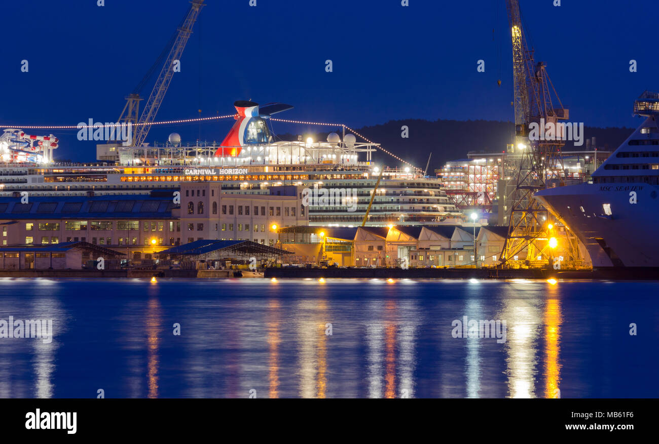 MONFALCONE, Italien - 27. März 2018: Monfalcone Werften mit dem Karneval Horizont riesiges Kreuzfahrtschiff am Abend vor der Auslieferung Stockfoto