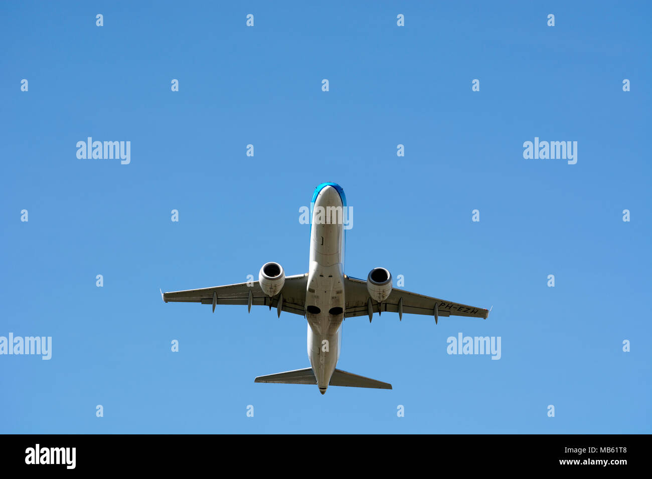 KLM Cityhopper Embraer ERJ-190 weg vom Flughafen Birmingham, UK (PH-EZH) Stockfoto