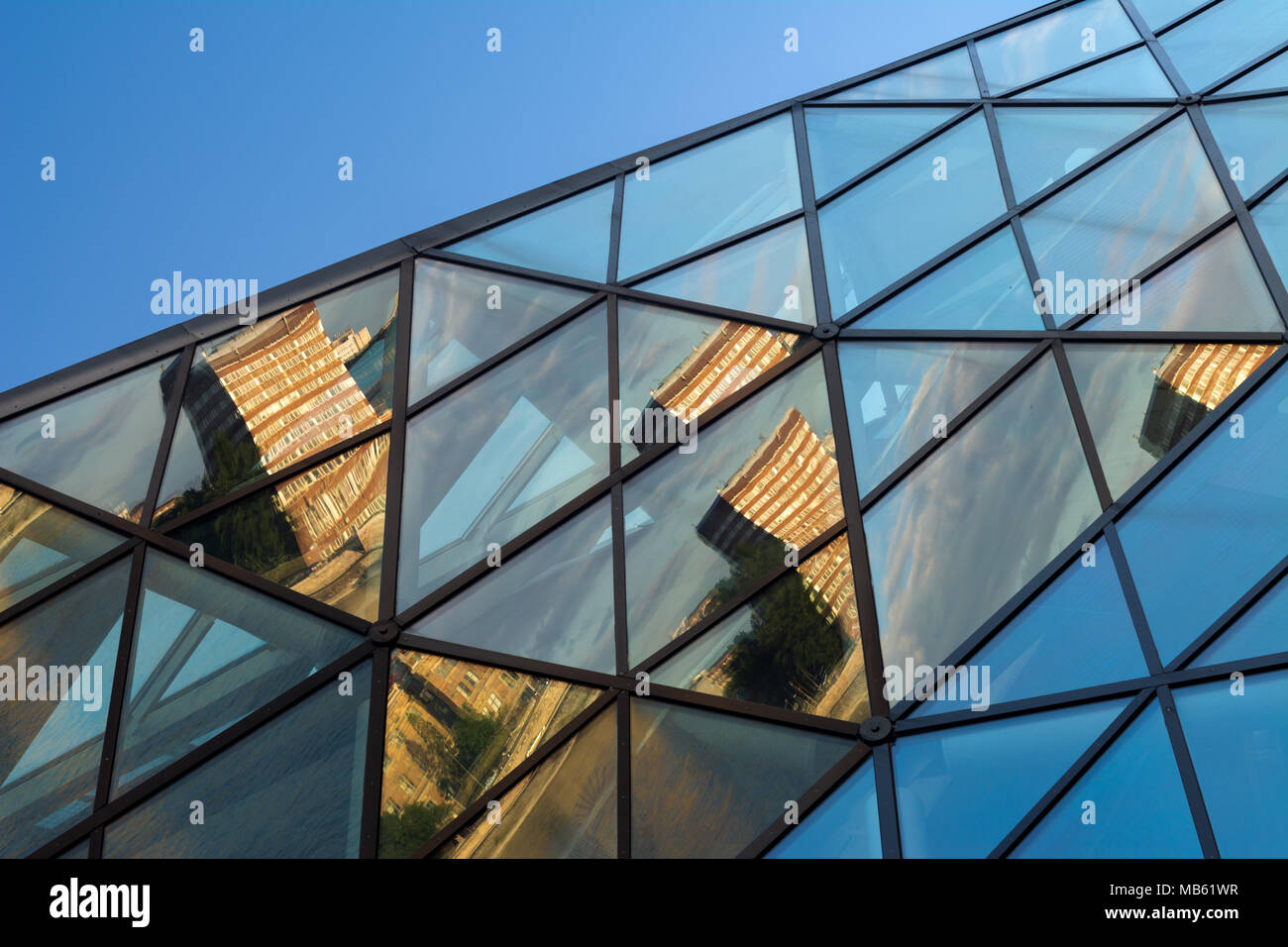 Mehrere Gebäude Reflexionen in der architektonischen Struktur aus Glas Stockfoto