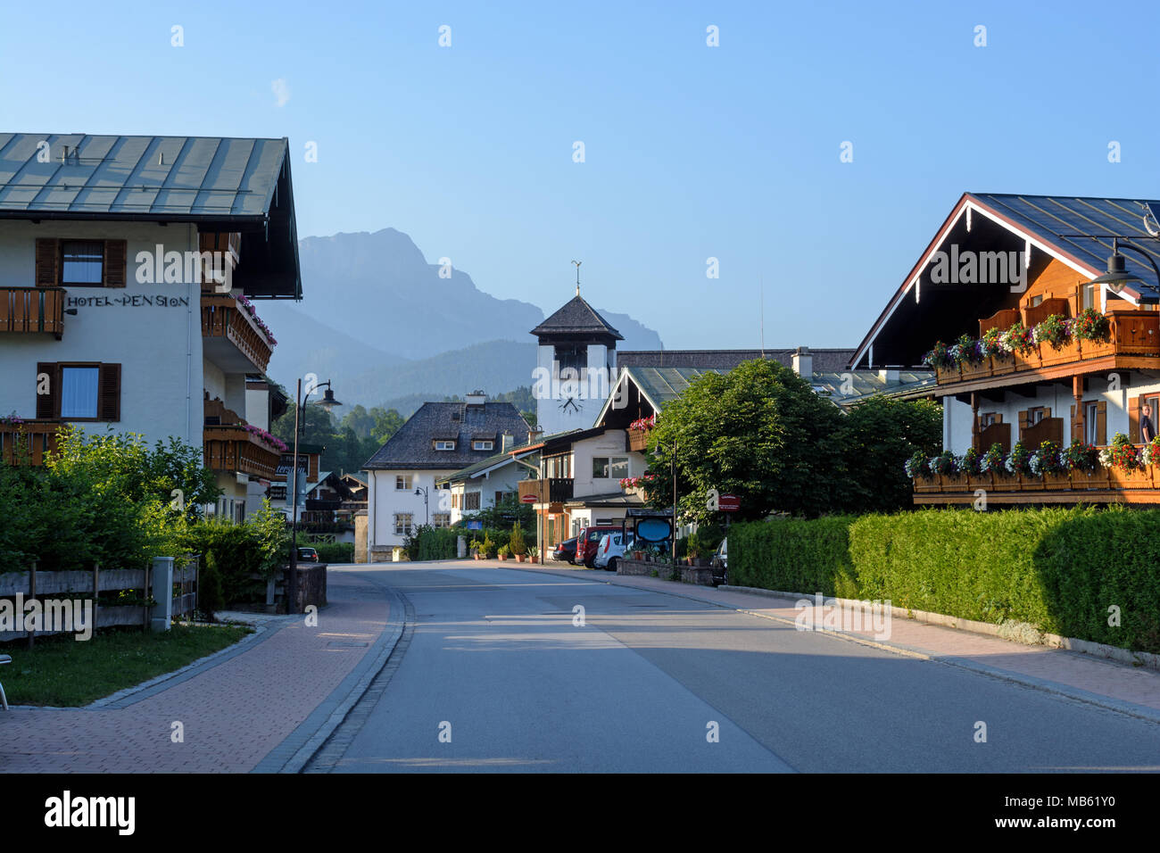 Typische Alpine Village Straße in Deutschland Stockfoto