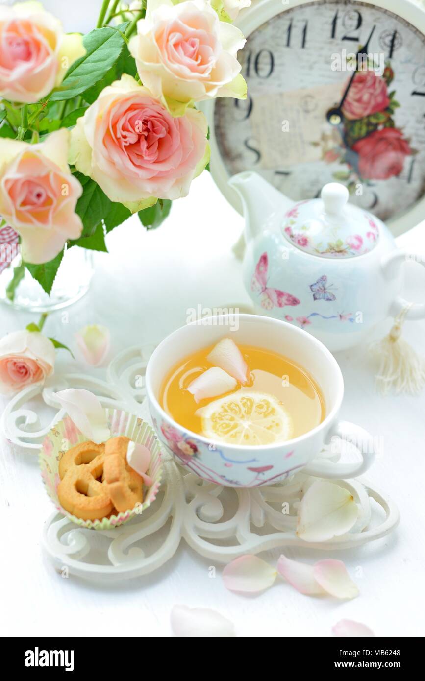 Stillleben mit Tasse Tee Stockfoto