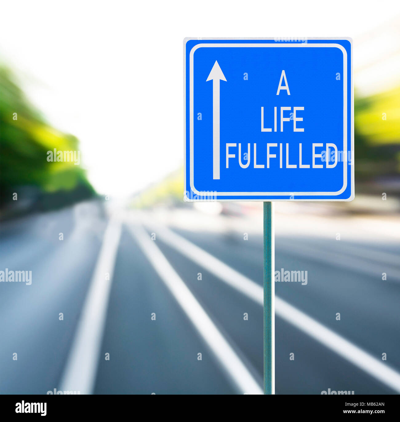 Ein Leben erfüllt motivationale Phrase auf blauen Schild mit Pfeil und verschwommenes speedy Hintergrund. Kopieren Sie Platz. Stockfoto
