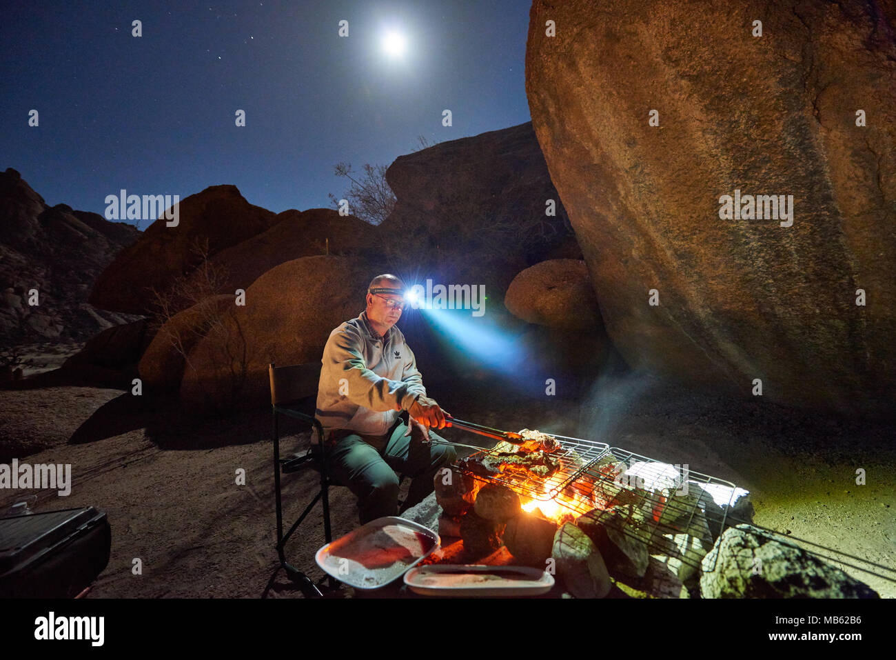 Barbecue unter Moonlight an der Spitzkoppe, Berglandschaft von Granitfelsen, Matterhorn von Namibia, Namibia, Afrika Stockfoto
