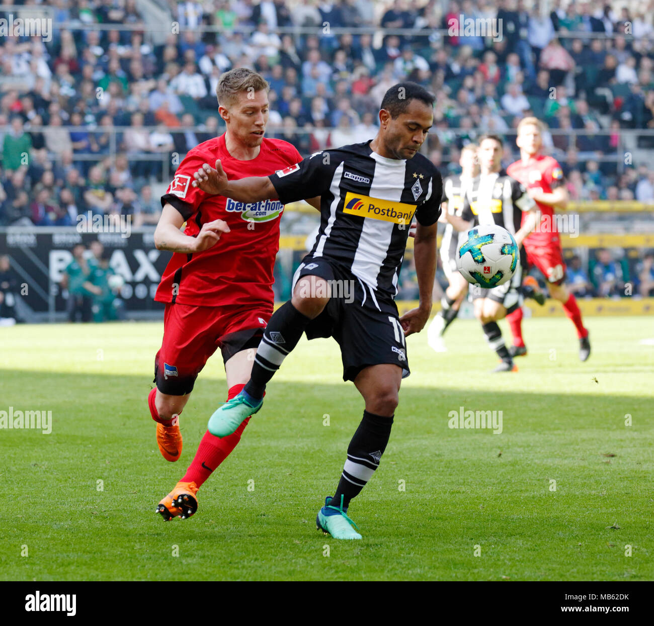 Sport, Fußball, Bundesliga, 2017/2018, Borussia Mönchengladbach gegen Hertha BSC Berlin 2:1, Stadion Borussia Park, Szene des Spiels, Raffael (MG) in Ballbesitz, links Mitchell Weiser (Hertha) Stockfoto