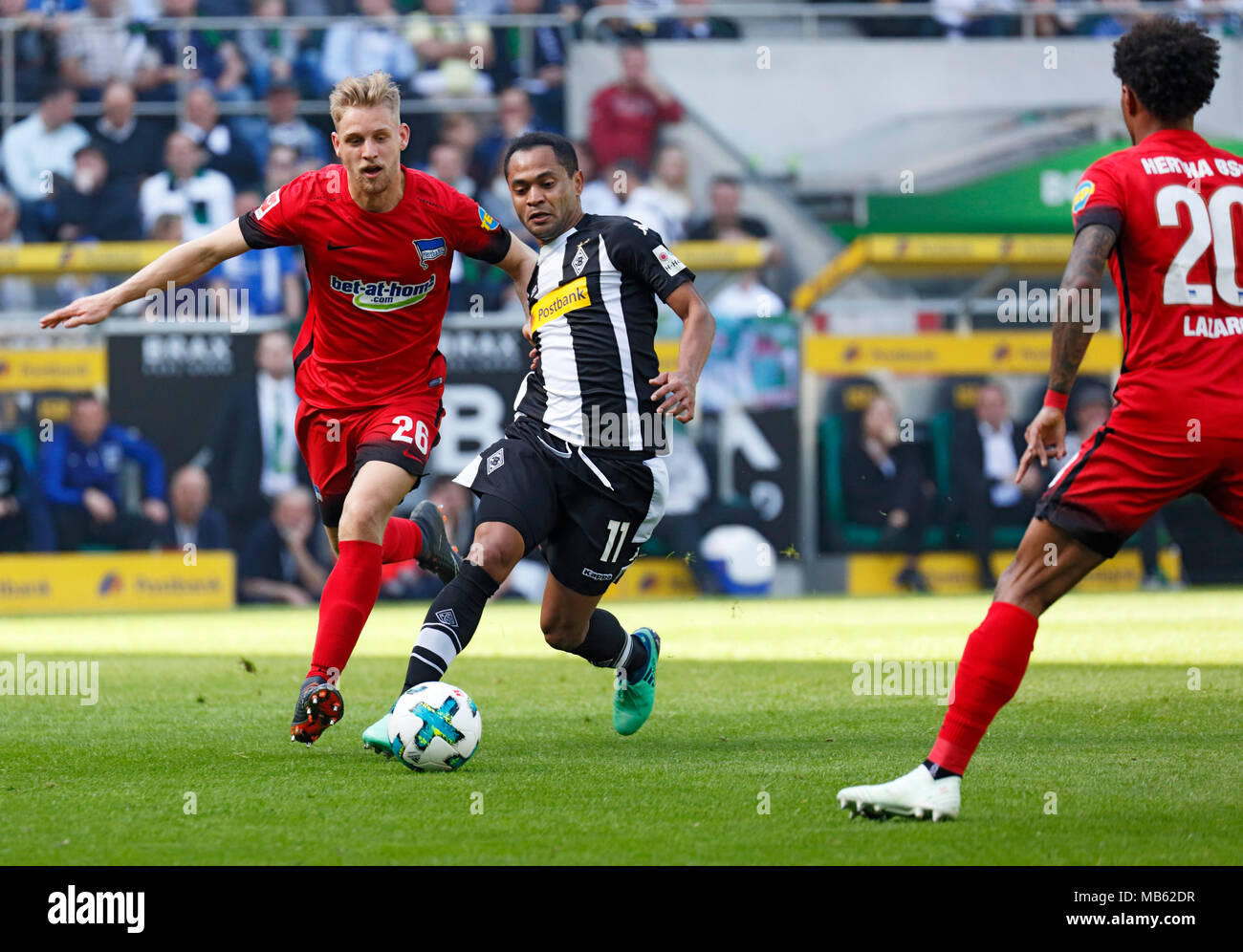 Sport, Fußball, Bundesliga, 2017/2018, Borussia Mönchengladbach gegen Hertha BSC Berlin 2:1, Stadion Borussia Park, Szene des Spiels, Raffael (MG) in Ballbesitz, links Arne Maier (Hertha), rechts Valentino Lazaro (Hertha) Stockfoto