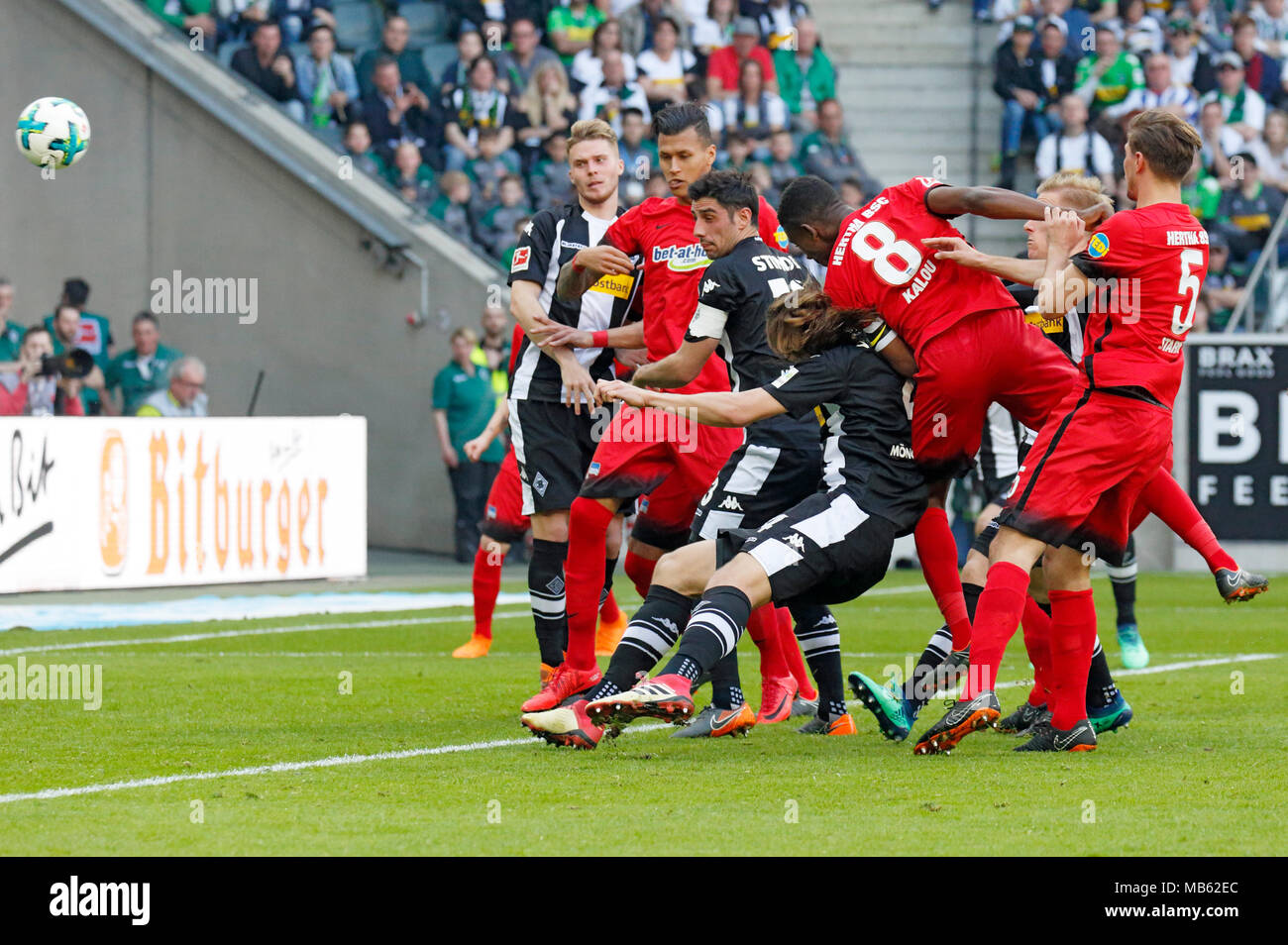 Sport, Fußball, Bundesliga, 2017/2018, Borussia Mönchengladbach gegen Hertha BSC Berlin 2:1, Stadion Borussia Park, Szene des Spiels, v.l.n.r. Nico Elvedi (MG), Davie Selke (Hertha), Lars Stindl (MG), Jannik Vestergaard (MG), Salomon Kalou (Hertha) durch Schneidwerk, Oscar Wendt (MG), Niklas Stark (Hertha) Stockfoto