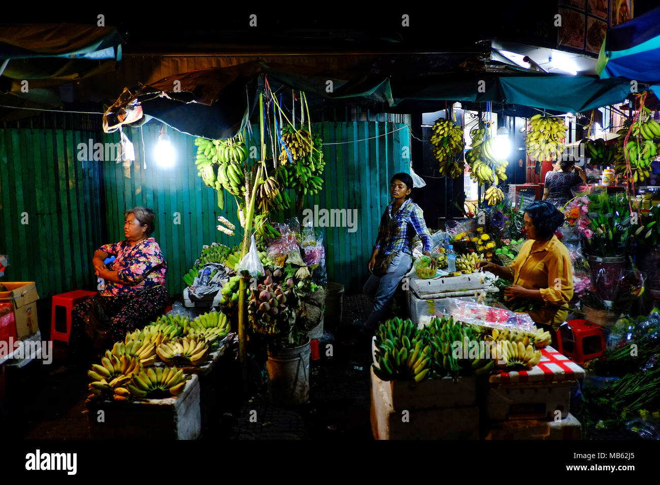 Nacht Markt Händler auf Toul Tom Poung Markt, oder 'russischen Markt" in Phnom Penh, Kambodscha. 27/03/18 Bild © Andy Buchanan 2018 Stockfoto