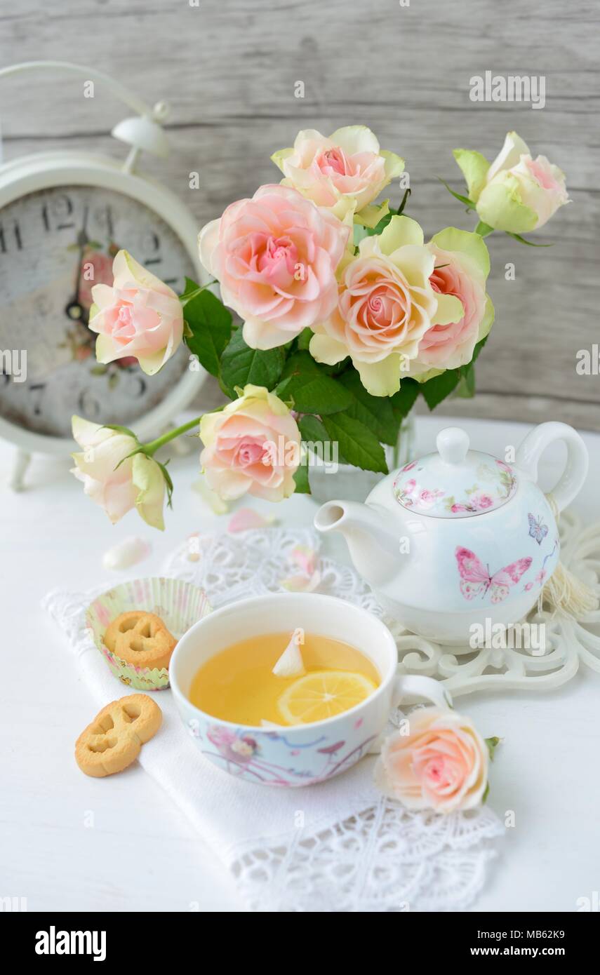 Stillleben mit Tasse Tee Stockfoto