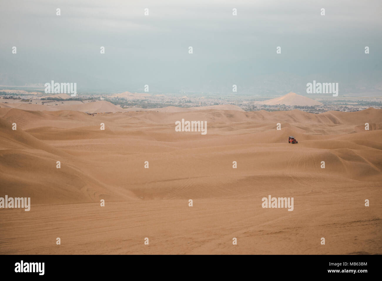 Dune Buggy Laufwerke über den Sand in der Wüste außerhalb Ica Huacachina, Peru Stockfoto