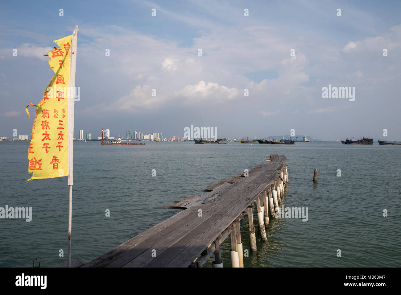 Ende einer langen Steg mit zerfetzten gelbe Fahne mit chinesischen Schriftzeichen. Stockfoto