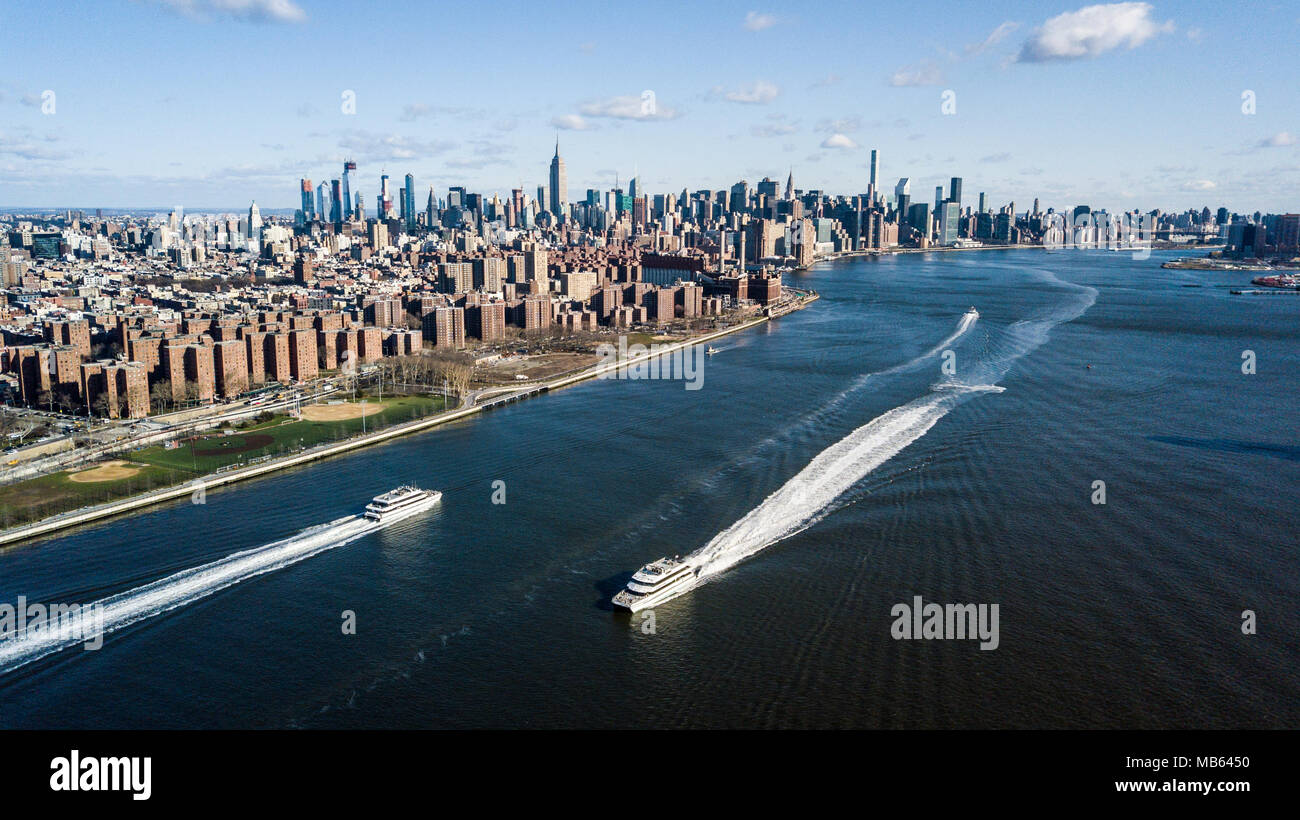 Luftaufnahme des East River und Manhattan, New York City, NY, USA Stockfoto