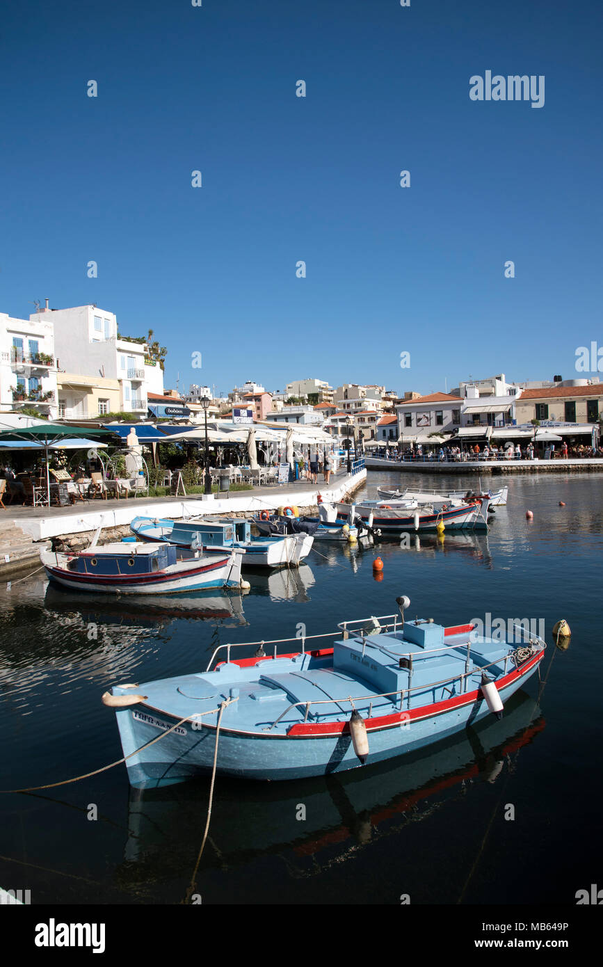 Agios Nikolaos, Kreta, Griechenland. 2017. Boote und Restaurants auf die innere Lagune Stockfoto