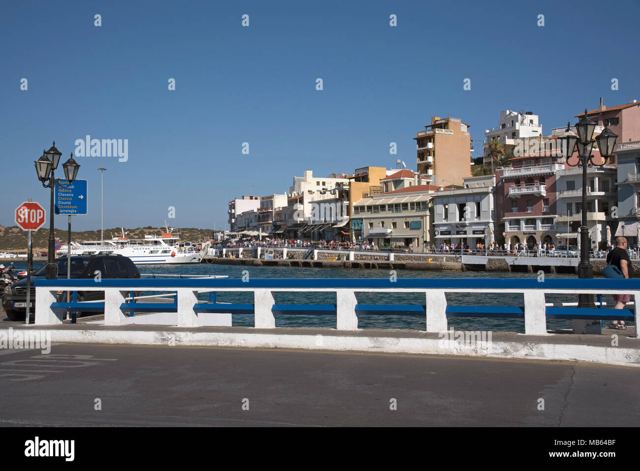 Agios Nikolaos, Kreta, Griechenland. 2017. Boote und Restaurants am Hafen Stockfoto