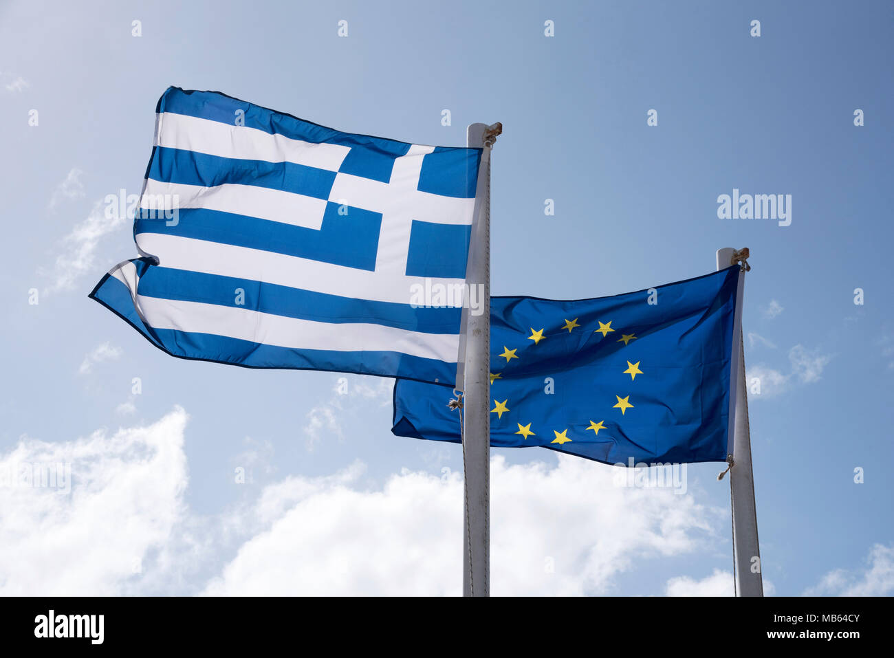 Die griechische Flagge und die Europäische Union Flaggen fliegen zusammen Stockfoto