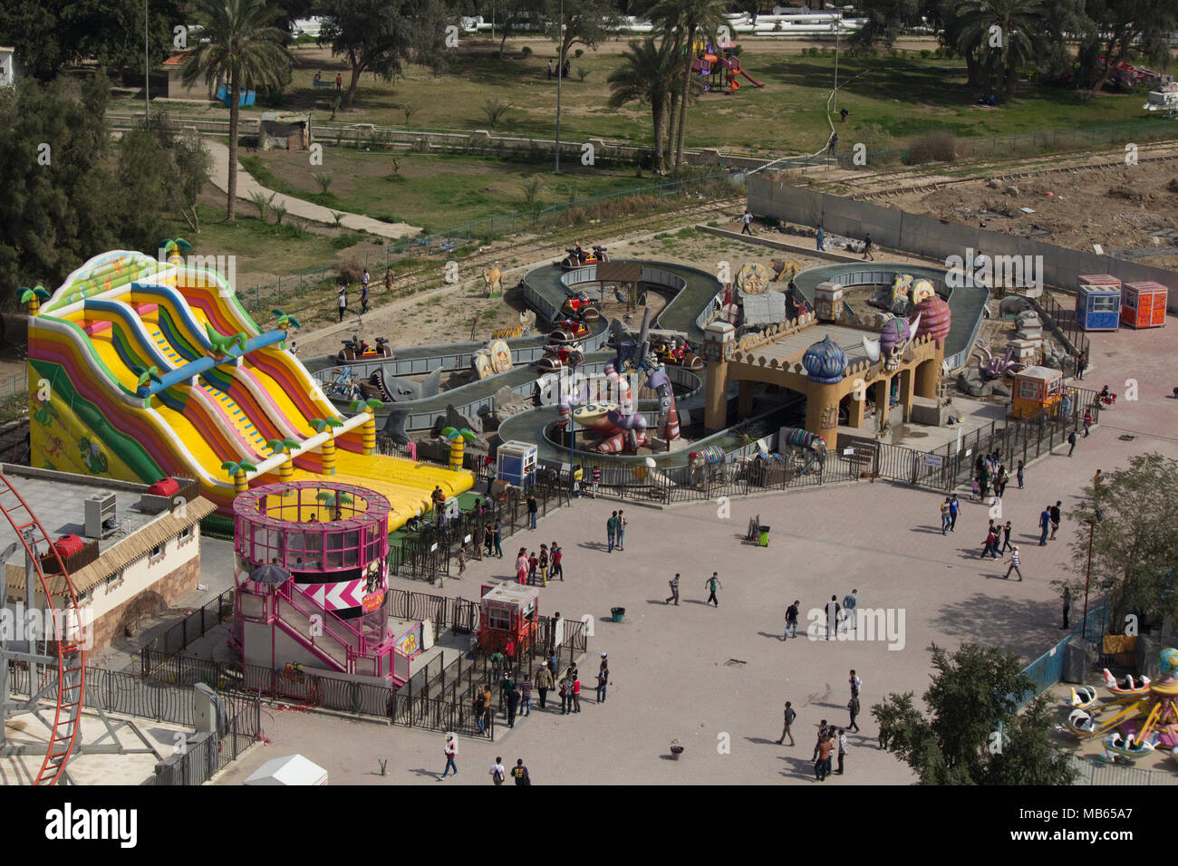 Bild für irakische Kinder reiten einige Spiele in Zawraa Park in Bagdad Hauptstadt des Irak. Stockfoto