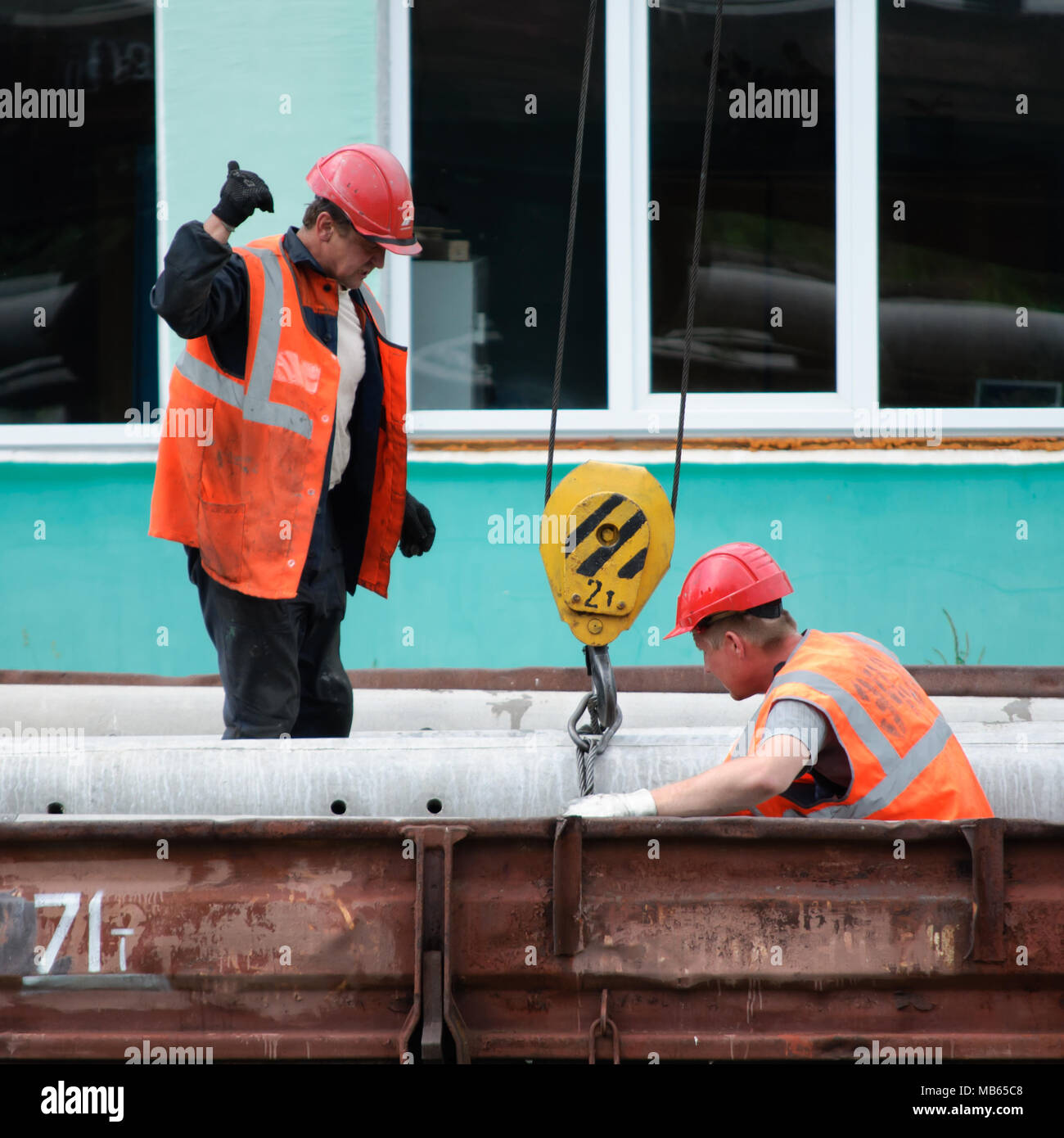 Vyazma, Russland - Juli 04, 2011: Arbeiter bei der Eisenbahn werden geladen Stockfoto