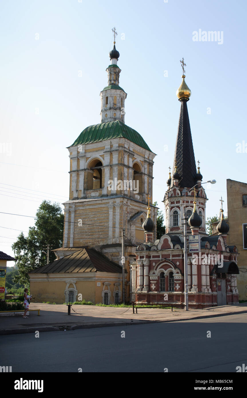 Smolensk, Russland - Juli 12, 2011: Das Gebäude der Glockenturm des ehemaligen Nizhne-Nikolskaya Kirche und die Kapelle des St. Nikolaus die Wonderworke Stockfoto